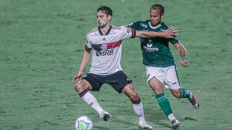 Rodrigo Caio protege a bola durante Goiás x Flamengo, jogo do Brasileirão 2020 - Heber Gomes/AGIF