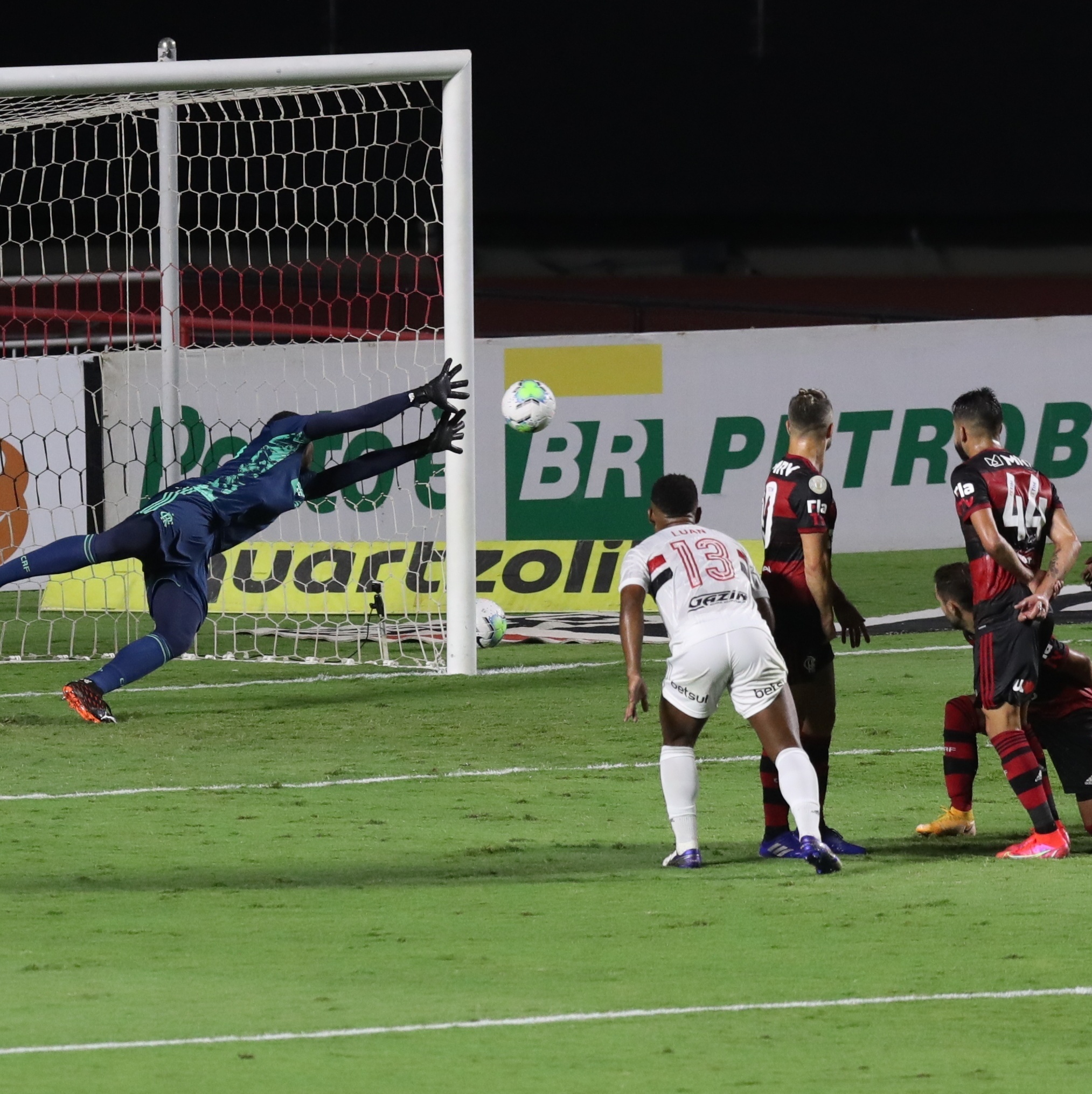 Jejum: Flamengo completa mil dias sem marcar gols em cobranças de falta