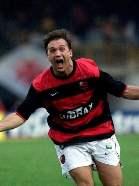 Final do Campeonato Carioca 2001 - Vasco 1x3 Flamengo: Petkovic comemora o seu gol, o terceiro do Flamengo e o gol do título