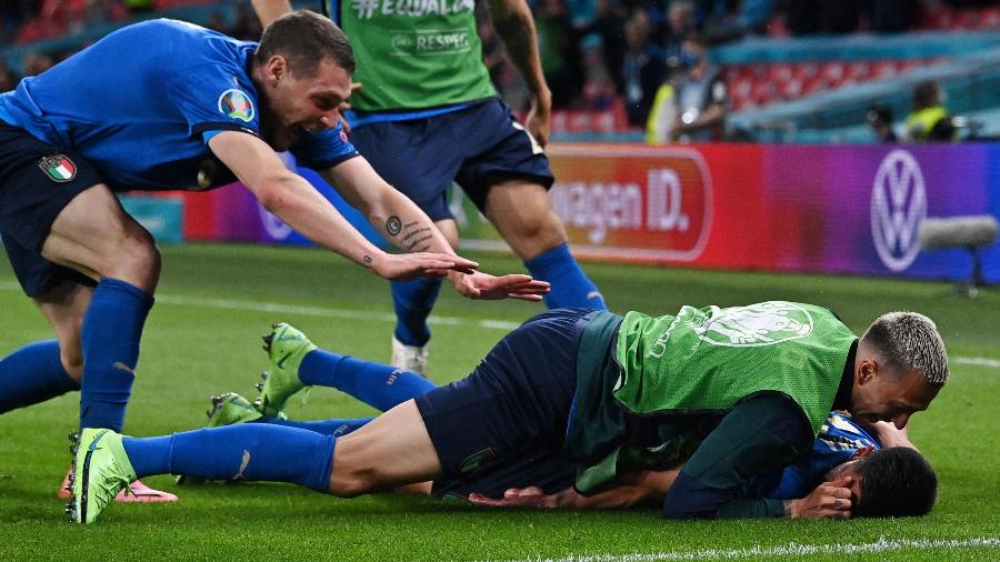 Jogadores da Itália celebram gol contra a Áustria. Em placa de patrocinador, lembrança pelo Dia Internacional do Orgulho LGBTQIA+ - Ben STANSALL / POOL / AFP) (Photo by BEN STANSALL/POOL/AFP via Getty Images