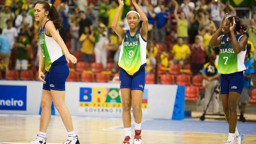 Janeth (no centro) em quadra pela seleção feminina de basquete  - Reprodução/LBF