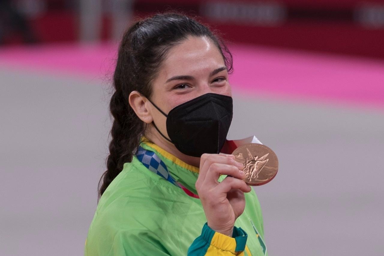 Mayra Aguiar mostra sua medalha de bronze no judô - Júlio Cesar Guimarães/COB