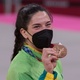 Mayra Aguiar mostra sua medalha de bronze no judô - Júlio Cesar Guimarães/COB