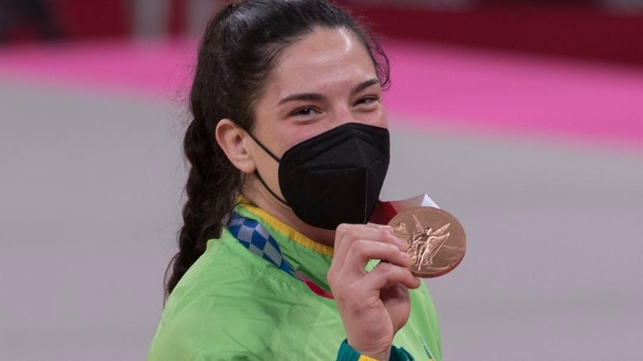 Mayra Aguiar mostra sua medalha de bronze no judô - Júlio Cesar Guimarães/COB