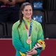 Mayra Aguiar mostra sua medalha de bronze no judô - Júlio Cesar Guimarães/COB