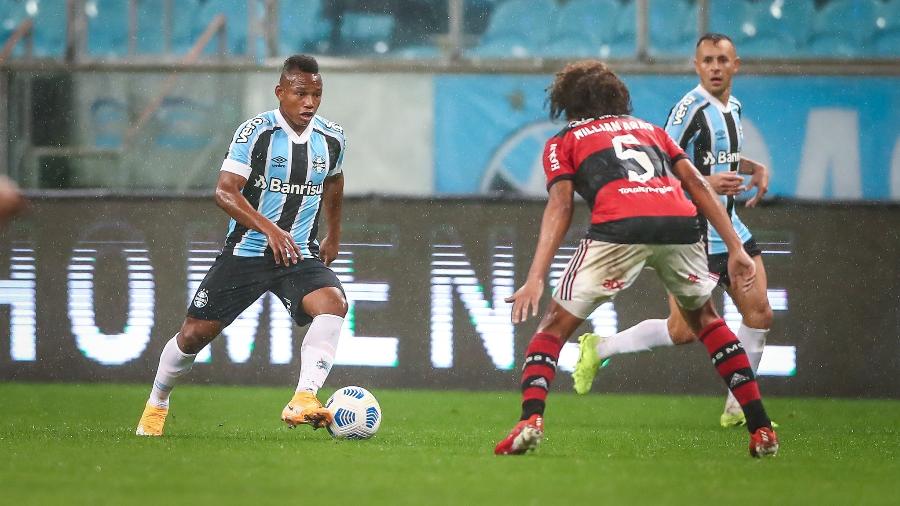 Colombiano Campaz em ação pelo Grêmio contra o Flamengo - Lucas Uebel/Grêmio