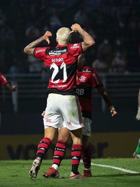 Pedro aponta as costas ao comemorar gol - Alexandre Vidal/CRF