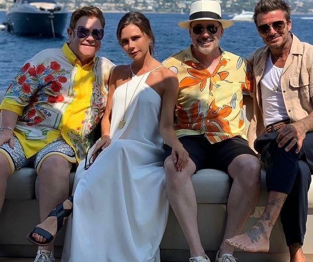 David e Vitoria Beckham em companhia de Elton John e seu marido, David Furnish