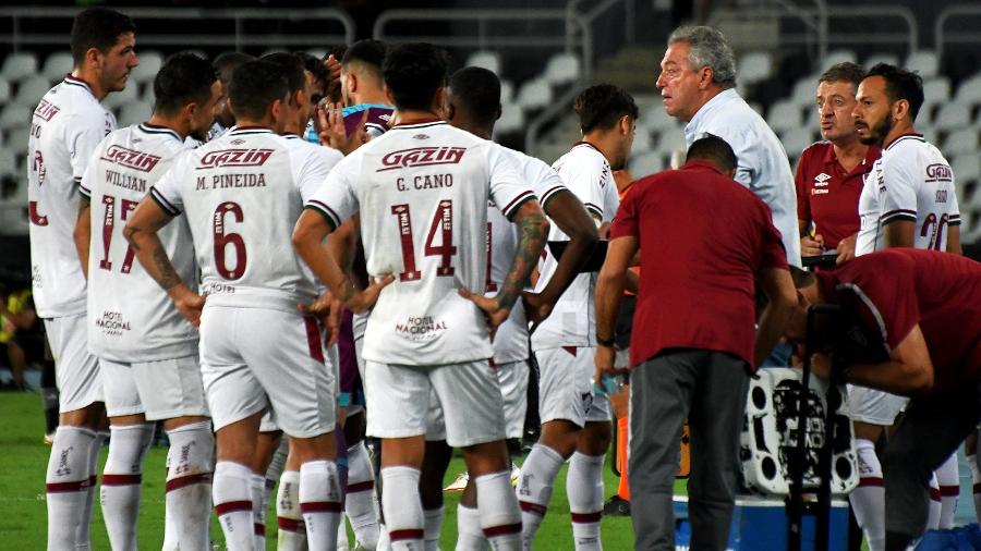 Técnico Abel Braga conversa com jogadores do Fluminense durante a vitória por 1 a 0 sobre o Botafogo - Mailson Santana / Fluminense