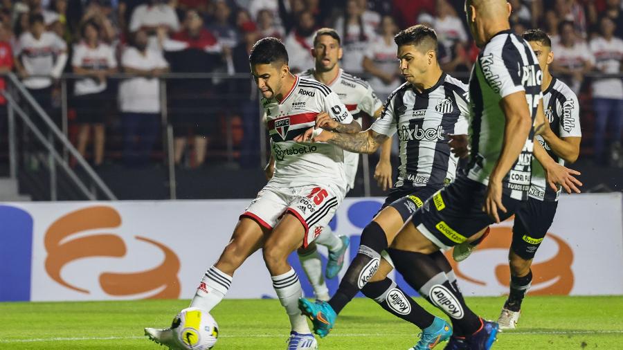 Nestor disputa lance com jogadores do Santos no Morumbi - Marcello Zambrana/AGIF