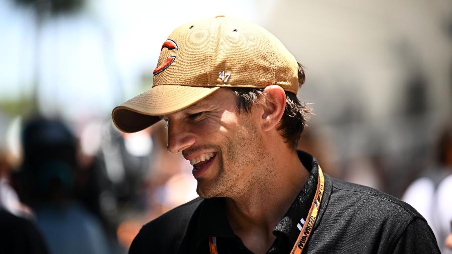 Ashton Kutcher no paddock do GP de Miami - Clive Mason - Formula 1/Formula 1 via Getty Images