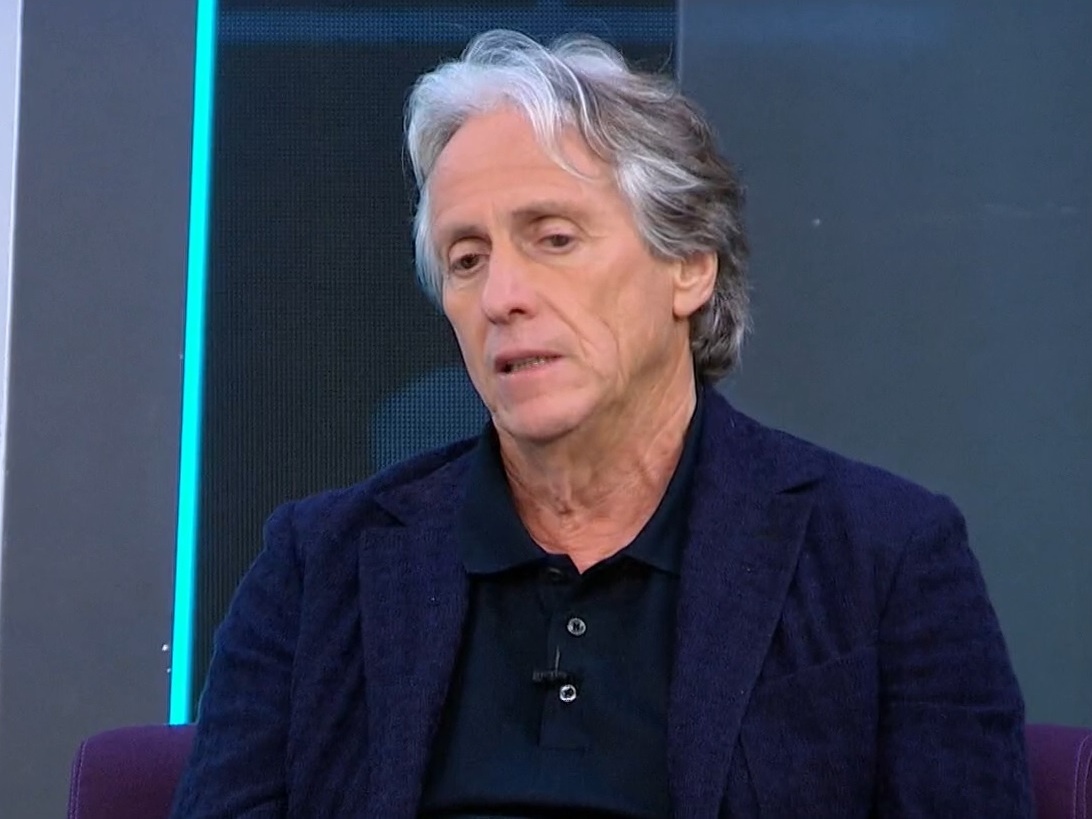 Jorge Jesus pediu silêncio para continuar 'flash interview': «Take