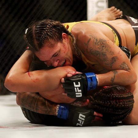 Amanda Nunes mostrou superioridade contra Julianna Pena no UFC 277 - Carmen Mandato/Getty Images