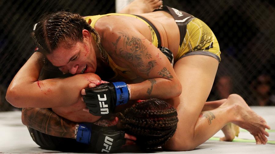 Amanda Nunes em combate no solo com Julianna Pena no UFC 277, em Dallas, no Texas - Carmen Mandato/Getty Images