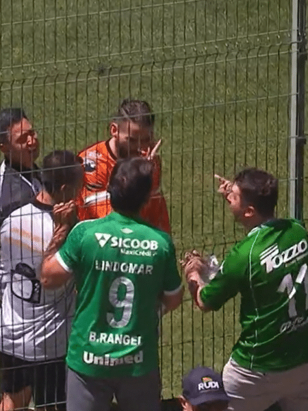 Momento em que Vanderlei limpa o rosto - Reprodução/SporTV