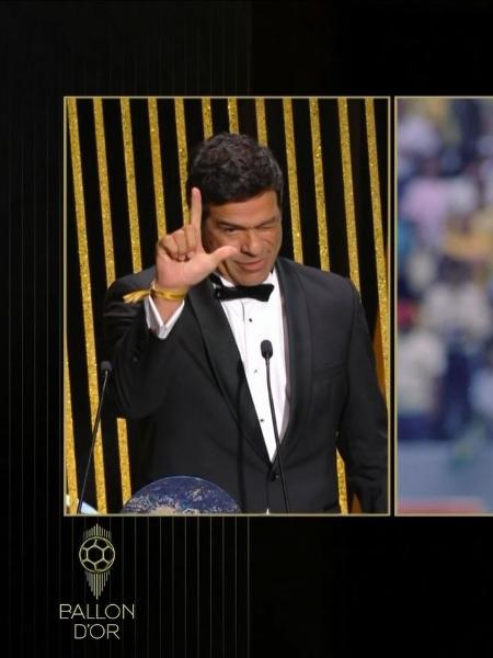 Raí fez o "L" durante a apresentação do "Prêmio Sócrates" na Bola de Ouro - Reprodução/Ballon D"or