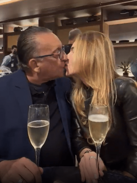 Galvão Bueno dá beijo na esposa, Desirée Soares, antes de embarcar ao Qatar para narrar última Copa da carreira - Reprodução/Twitter