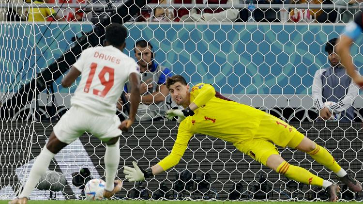 Courtois ataja un penalti a Davies en el Bélgica-Canadá - Eric Verhoeven/Socrates/Getty Images