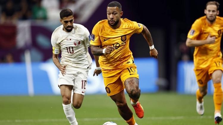 Hassan Al Haidos of Qatar Memphis Depay of the Netherlands during the World Cup match - ANP via Getty Images - ANP via Getty Images