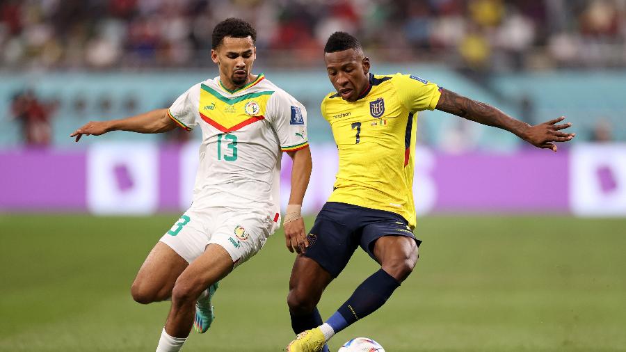 Ndiaye disputa a bola com Pervis Estupinan na partida entre Equadro x Senegal pela Copa do Mundo - Ryan Pierse/Getty Images