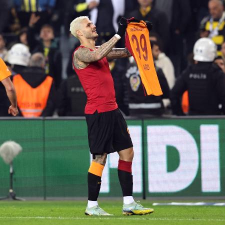 Mauro Icardi segura camisa ao comemorar gol pelo Galatasaray - REUTERS/Umit Bektas