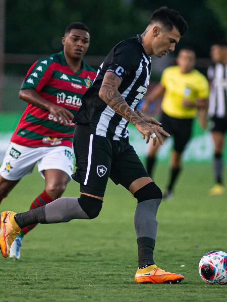 Victor Cuesta, do Botafogo, durante partida contra a Portuguesa no Carioca - WALLACE TEIXEIRA/FUTURA PRESS/ESTADÃO CONTEÚDO