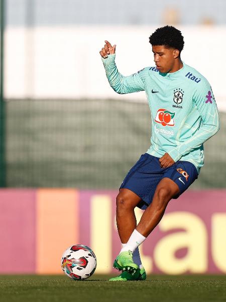 Andrey Santos, em treino da seleção brasileira - Rafael Ribeiro/CBF