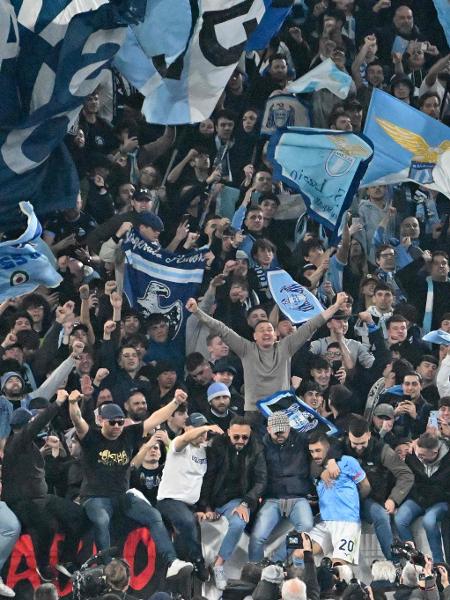Torcedores da Lazio durante clássico contra a Roma pelo Campeonato Italiano. - ALBERTO PIZZOLI/AFP