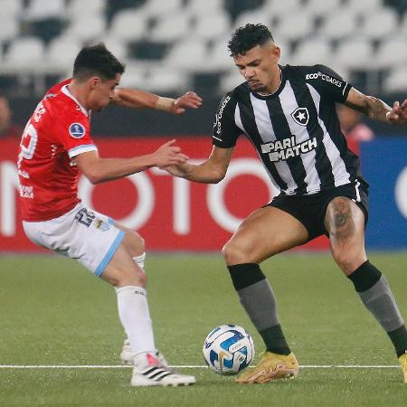 Tiquinho Soares, do Botafogo, em ação contra o Magallanes, pela Sul-Americana - Vitor Silba/Botafogo