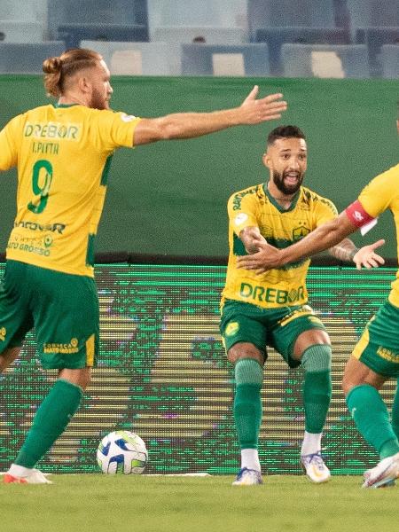 Clayson, Pitta e Uendel comemoram gol do Cuiabá na Arena Pantanal