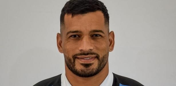 Ex-cruzeiro tem contrato rescindido por conduta inadequada no ambiente profissional.