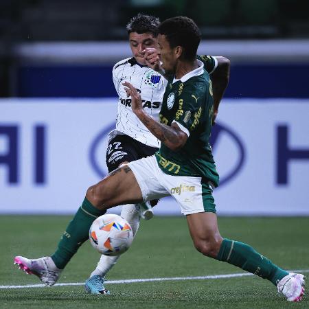 Marcos Rocha e Gonzalo brigam pela bola em Palmeiras x Liverpool-URU, duelo da Libertadores - Ettore Chiereguini/AGIF