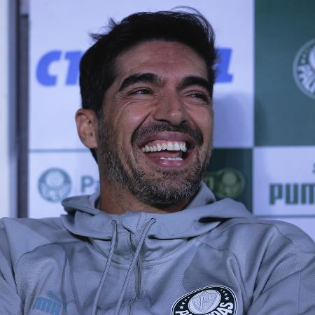 Abel Ferreira, técnico do Palmeiras, sorri durante jogo contra o Bragantino