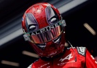 Ocon usa capacete do Deadpool e repórter se confunde: 