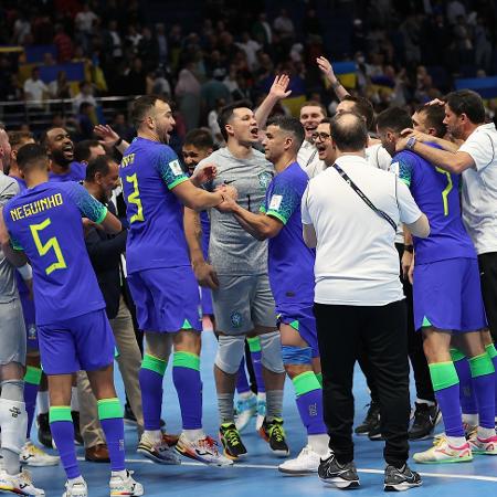 Jogadores da seleção brasileira celebram vitória durante Copa do Mundo de Futsal