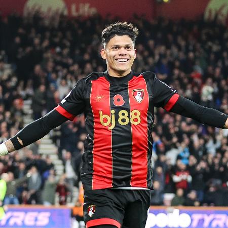 Evanilson comemora gol do Bournemouth contra o Manchester City, pelo Campeonato Inglês