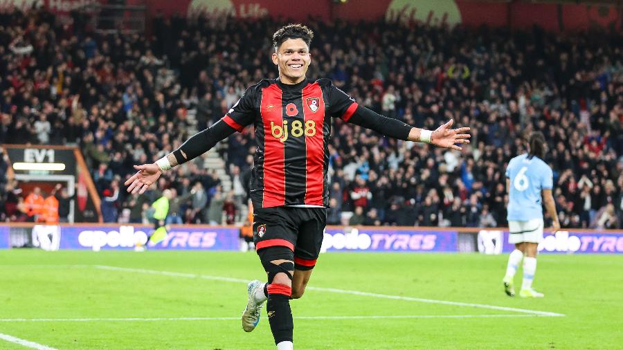 Evanilson comemora gol do Bournemouth contra o Manchester City, pelo Campeonato Inglês