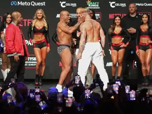 Mike Tyson dá tapa em Jake Paul em pesagem para a luta; veja