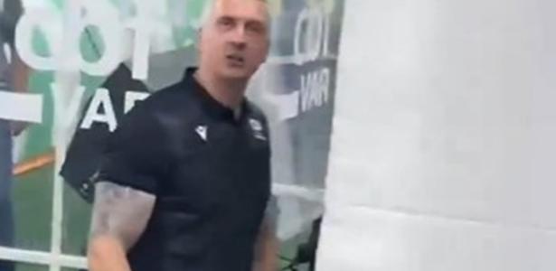 Daronco responde ofensa de torcedor durante jogo de forma ríspida: Vai tomar no c*