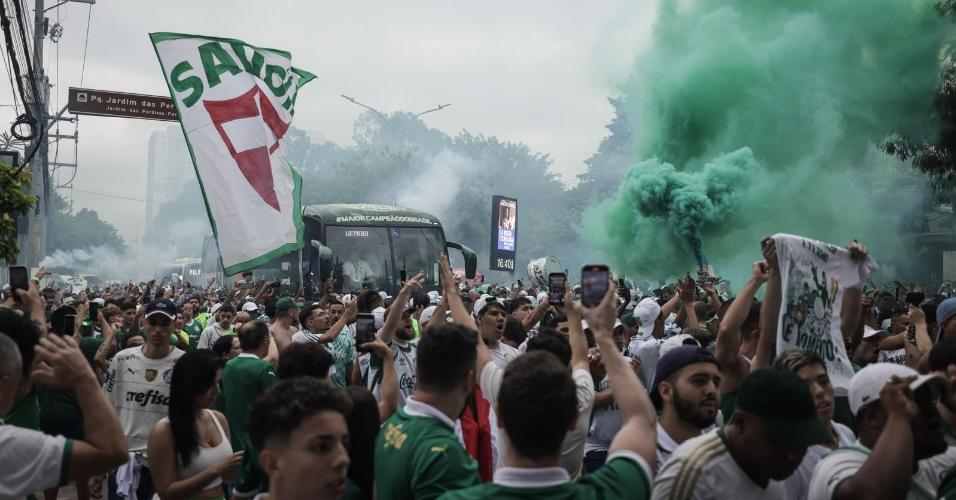 Em meio à torcida, ônibus do Palmeiras chega ao Allianz Parque para decisão do Paulistão contra o Corinthians