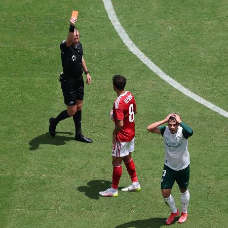 Veiga foi expulso por carrinho em Palmeiras x Al Ahly, no Mundial, mas depois o árbitro mudou o cartão para amarelo após revisão no VAR Veiga foi expulso por carrinho em Palmeiras x Al Ahly, no Mundial, mas depois o árbitro mudou o cartão para amarelo após revisão no VAR