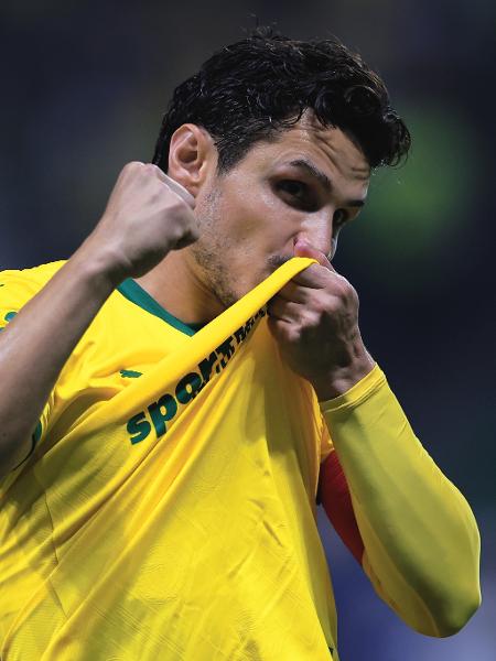 Raphael Veiga, do Palmeiras, comemora gol marcado contra o Fortaleza, no Allianz Parque, pelo Brasileirão Raphael Veiga, do Palmeiras, comemora gol marcado contra o Fortaleza, no Allianz Parque, pelo Brasileirão