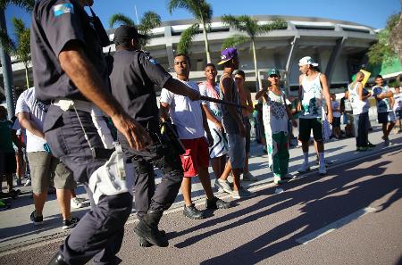 Policiais acompanham movimentação de torcedores antes de jogo Flamengo x Palmeiras