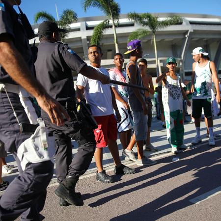 Policiais acompanham movimentação de torcedores antes de jogo Flamengo x Palmeiras