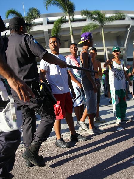 Policiais acompanham movimentação de torcedores antes de jogo Flamengo x Palmeiras