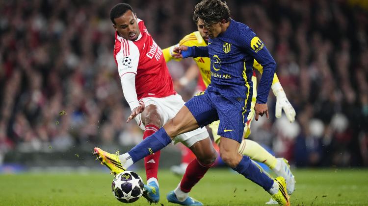 Giuliano Simeone, do Atlético de Madri, e Gabriel Magalhães, do Arsenal, em ação no jogo de volta da semifinal da Champions 