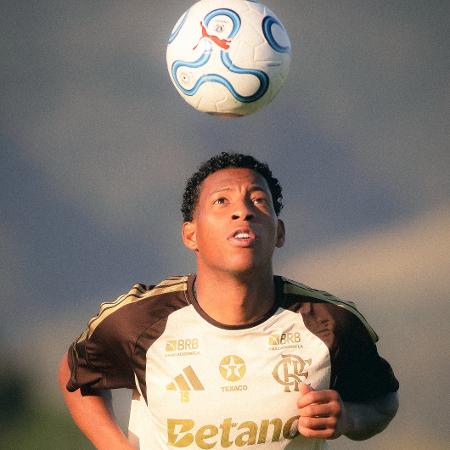 Gonzalo Plata, atacante equatoriano, em treino no Ninho do Urubu