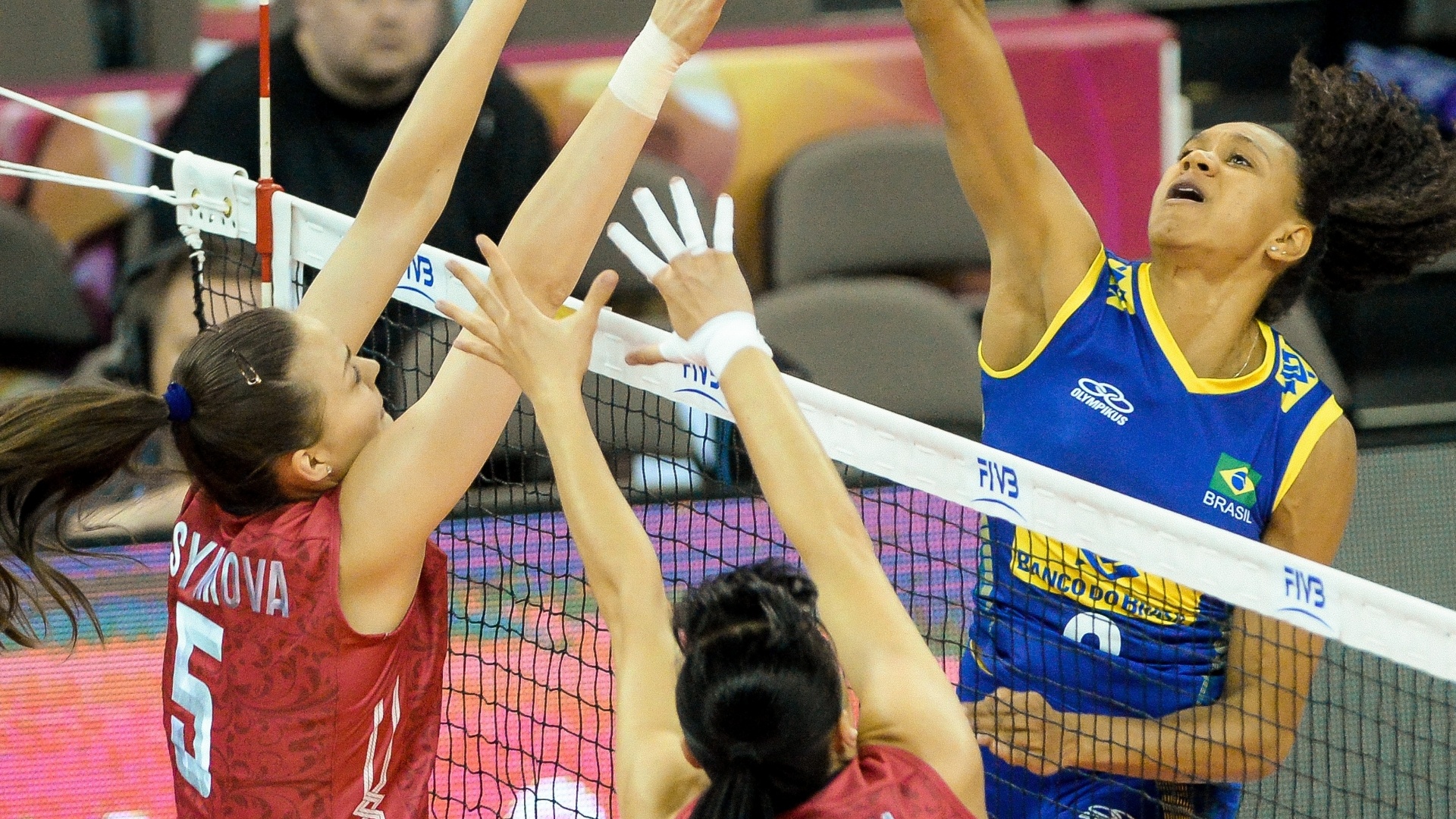 23.jul.2015 - Oposto Ivna sofre com bloqueio da Rússia em jogo da seleção brasileira na fase final do Grand Prix de vôlei feminino.