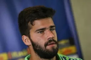 Alisson recebe convite para ser modelo, mas recusa para preservar carreira  - 01/09/2015 - UOL Esporte