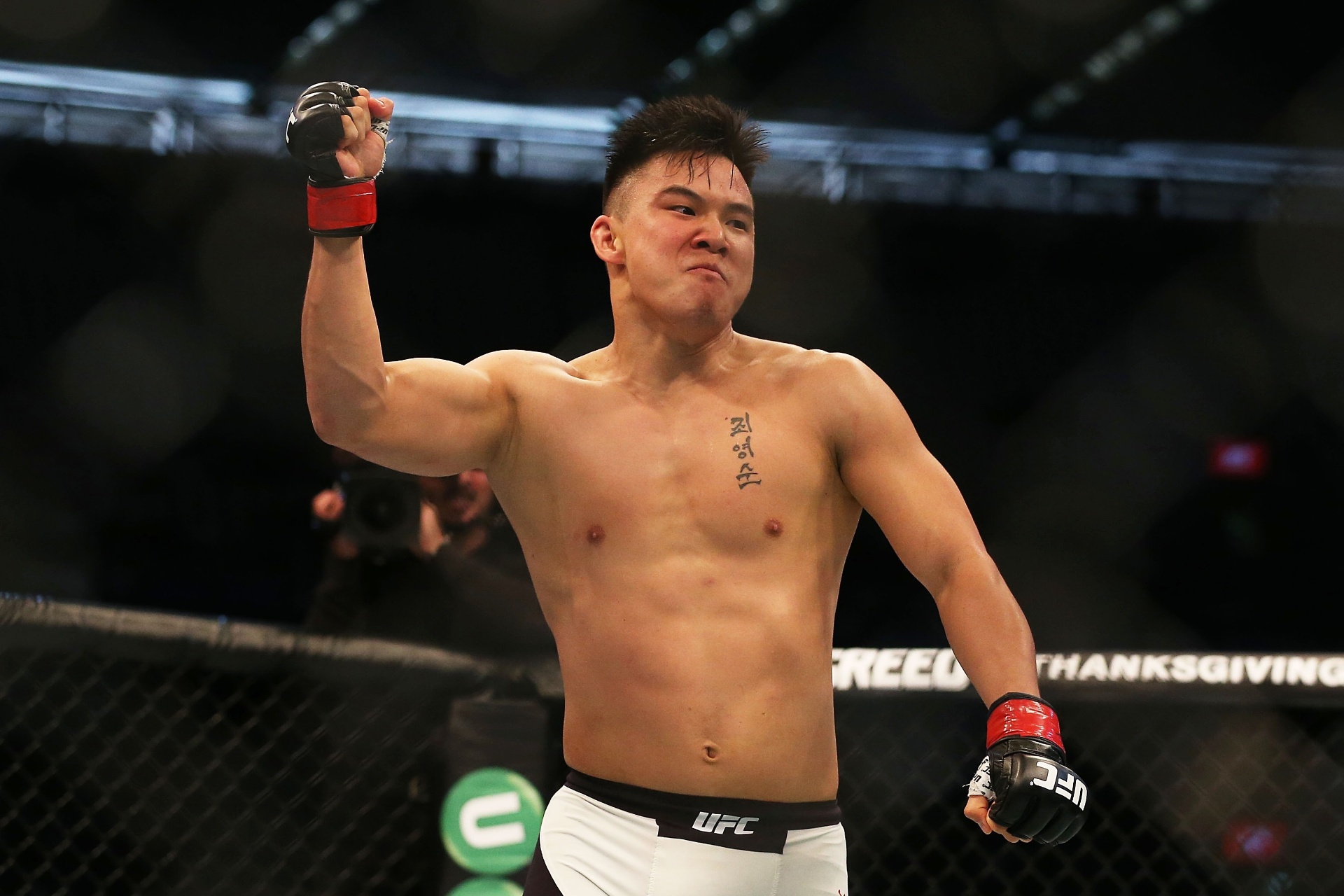 James Moontasri comemora vitória sobre Anton Zafir na segunda luta do UFC 193 - Quinn Rooney/Getty Images